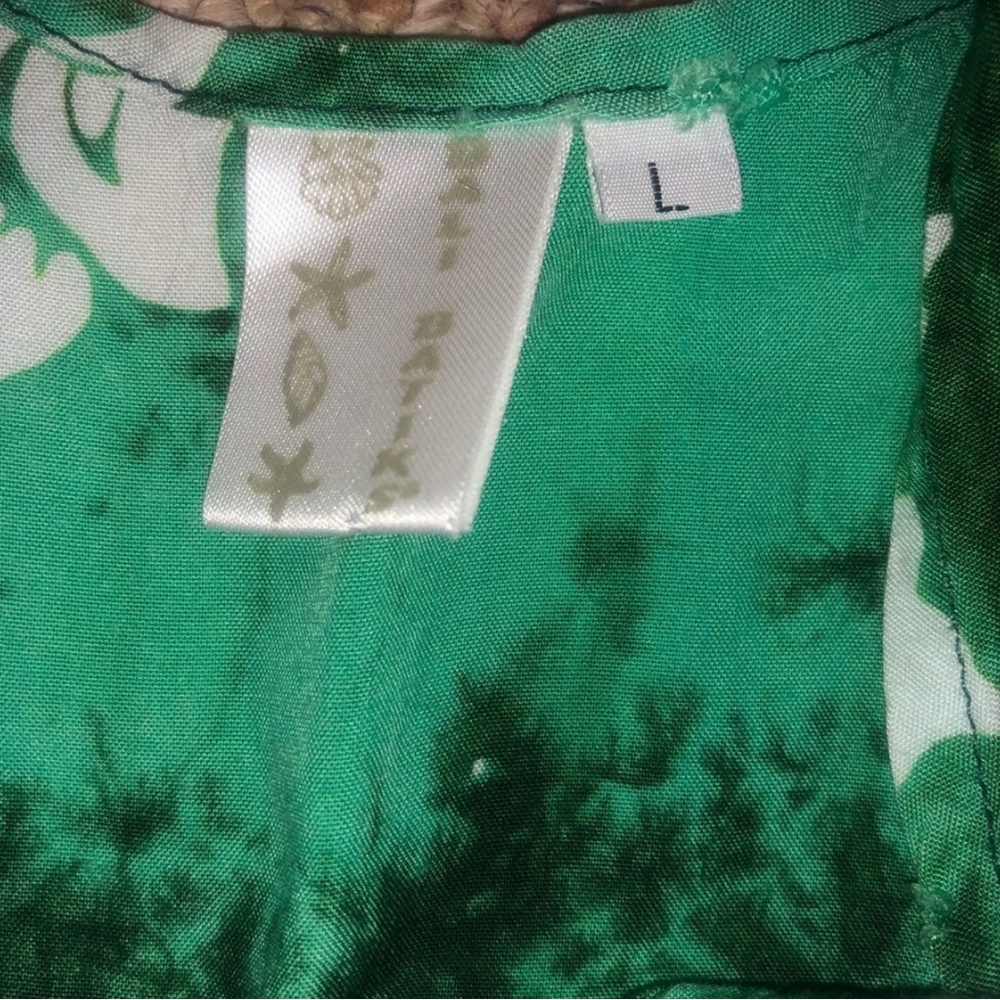 Green and white hawaiian dress. - Picture 2 of 2